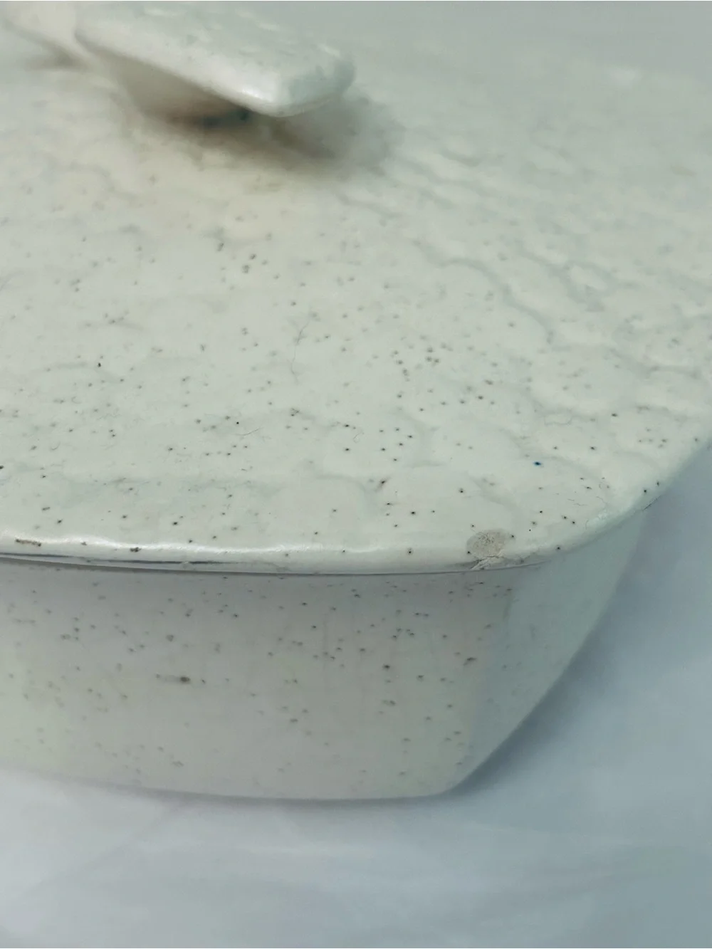 Vintage MCM Speckled Ceramic Covered Casserole‎ Dish in Off-White